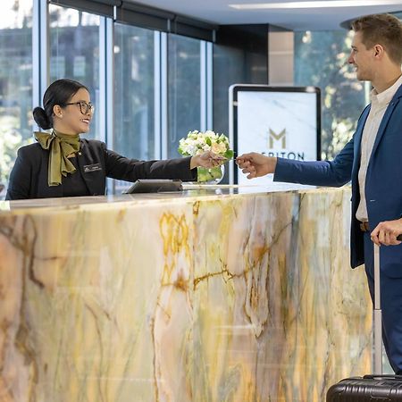 Meriton Suites North Ryde Sydney Zewnętrze zdjęcie A hotel receptionist