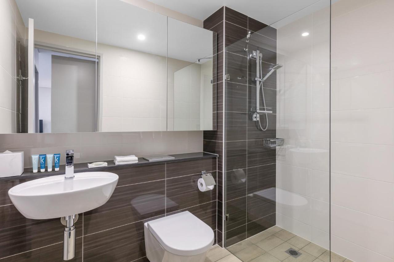 Meriton Suites North Ryde Sydney Zewnętrze zdjęcie A modern bathroom with a shower cubicle