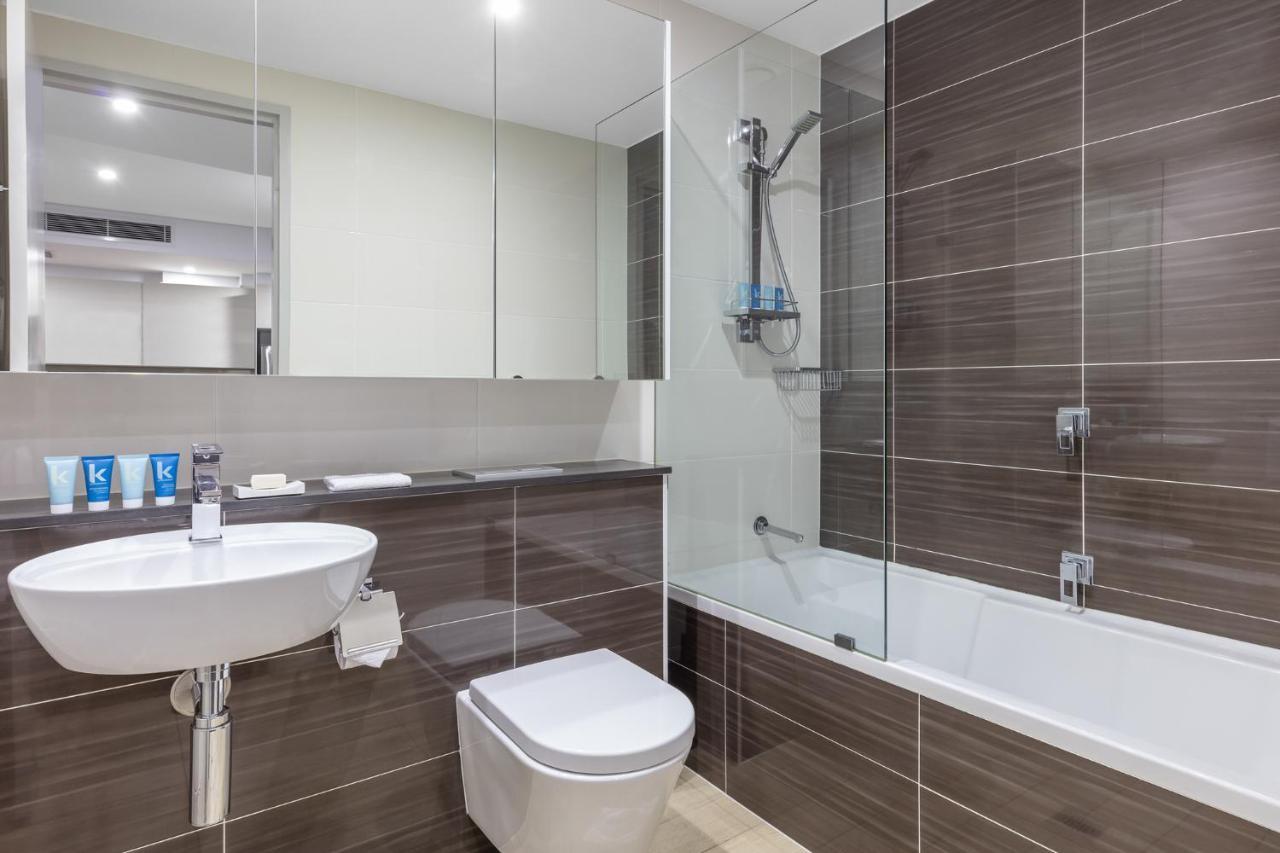 Meriton Suites North Ryde Sydney Zewnętrze zdjęcie A typical bathroom in a Premier Inn