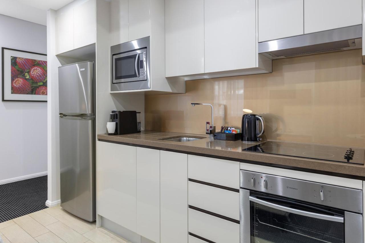 Meriton Suites North Ryde Sydney Zewnętrze zdjęcie A typical kitchen in a serviced apartment