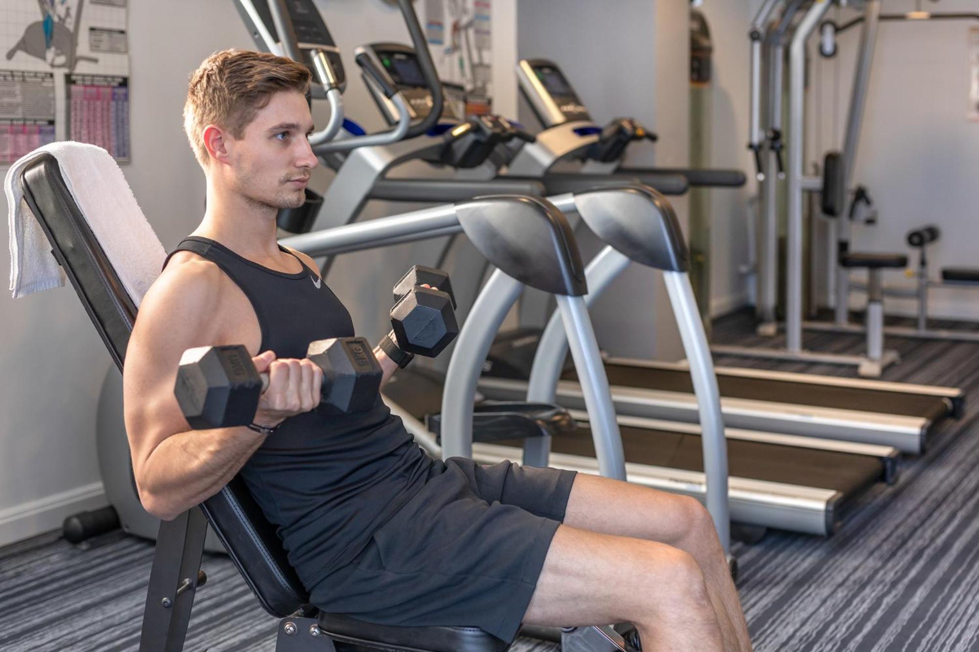 Meriton Suites North Ryde Sydney Zewnętrze zdjęcie A man using a dumbbell to exercise