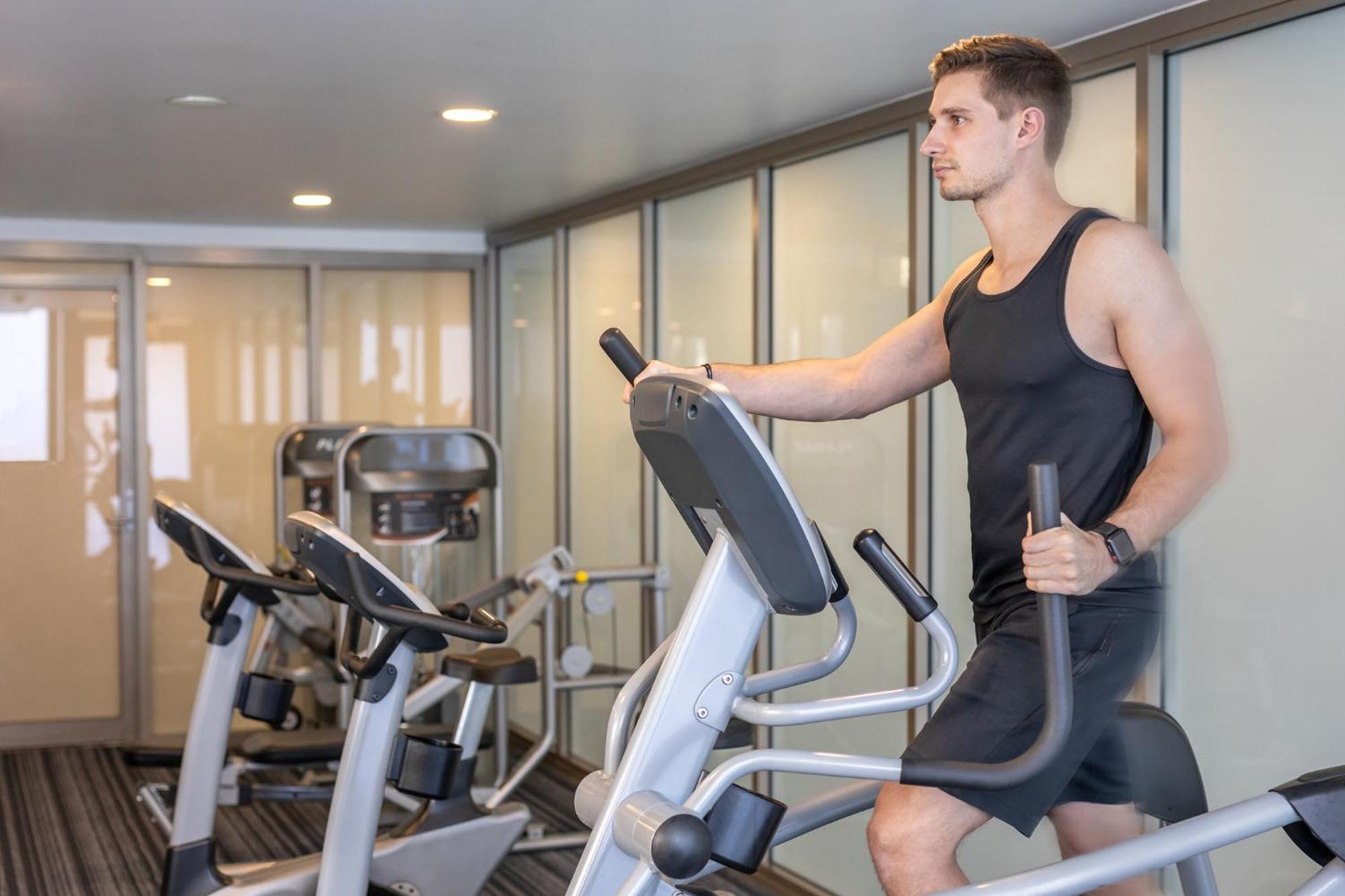 Meriton Suites North Ryde Sydney Zewnętrze zdjęcie A man using an elliptical trainer